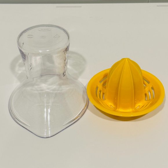 Like New 🍋 OXO 🍋 Good Grips Small Citrus Juicer, Yellow - Picture 14 of 16